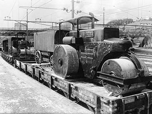 Verlad der Belagswalzen auf die Bahn für den Transport zum Sustenpass 1938